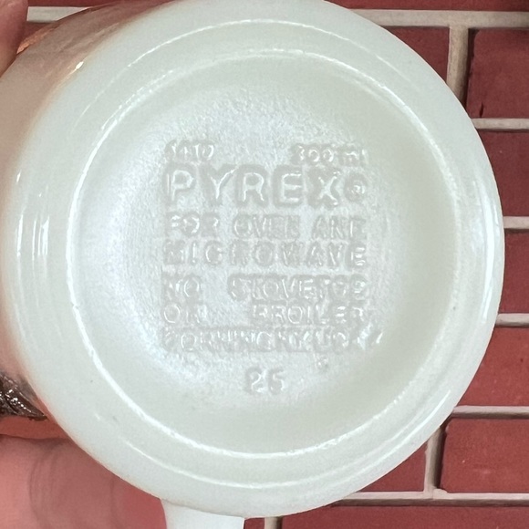 Pyrex Butterfly Gold Mug - Picture 4 of 4